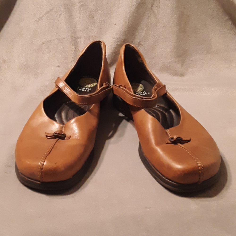 Vintage brown Gelron flats.